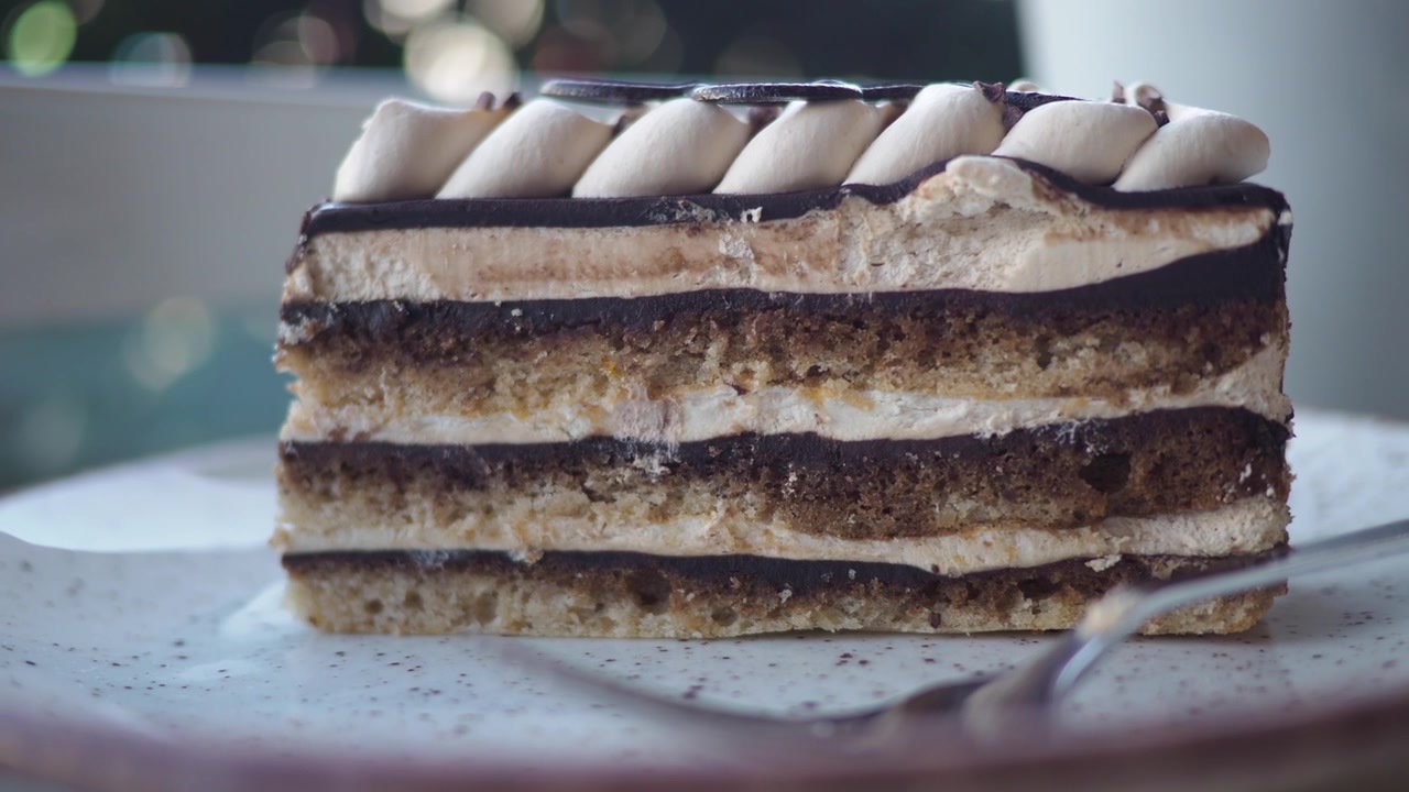 Primo piano di una deliziosa fetta di torta al cioccolato a strati