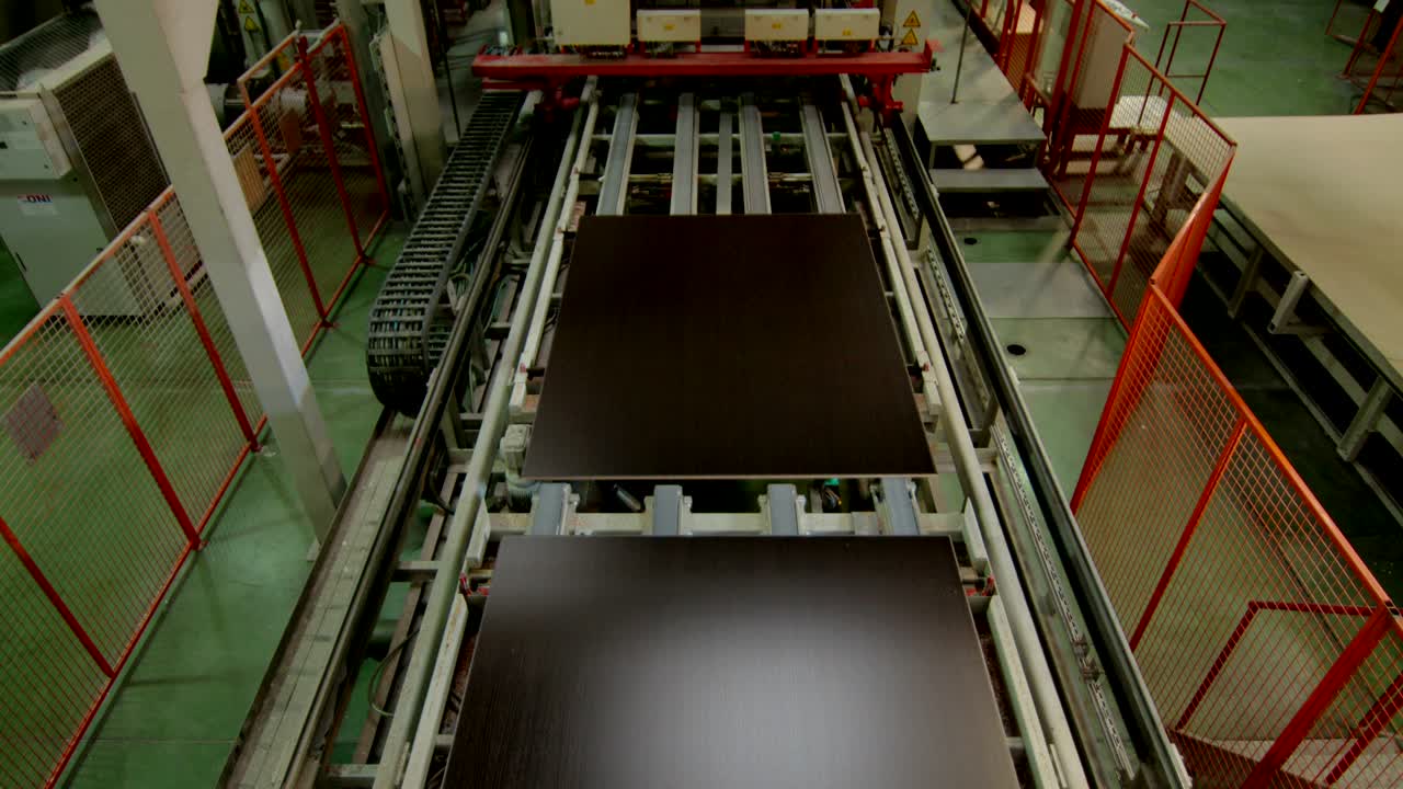 Automatic laminated chipboard production