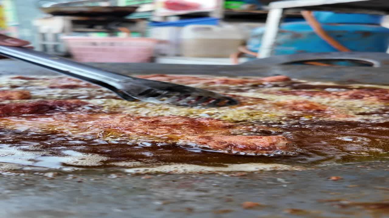 은 음식이 야외에서 조리되고 있습니다.