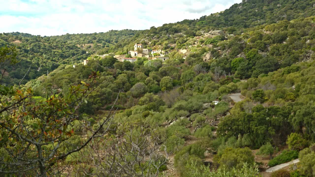 pueblo italiano vintage en un denso paisaje forestal, vista inclinada hacia arriba