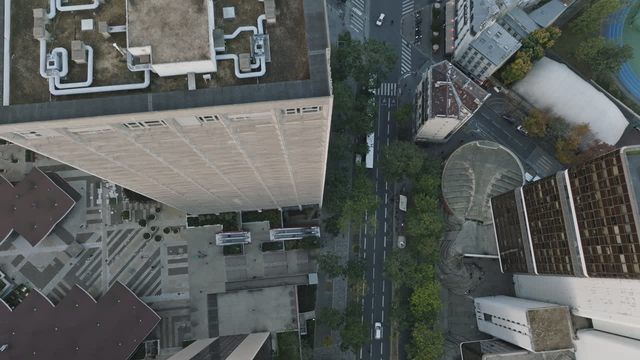 elegancia al amanecer: las tomas aéreas muestran los rascacielos del distrito al amanecer.