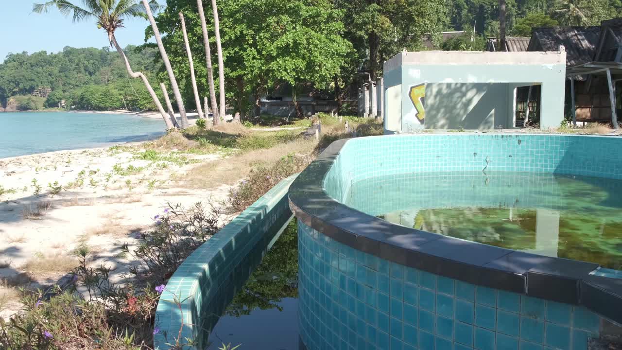 tiro de una piscina vacía en la playa balneario abandonado en la isla de koh chang en tailandia