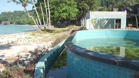 Schuss-Eines-Leeren-Schwimmens-Am-Strand-Verlassenes-Strandresort-Auf-Der-Insel-Koh-Chang-In-Thailand