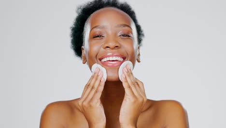 cuidado facial, cuidado de la piel y mujer negra con almohadilla de algodón