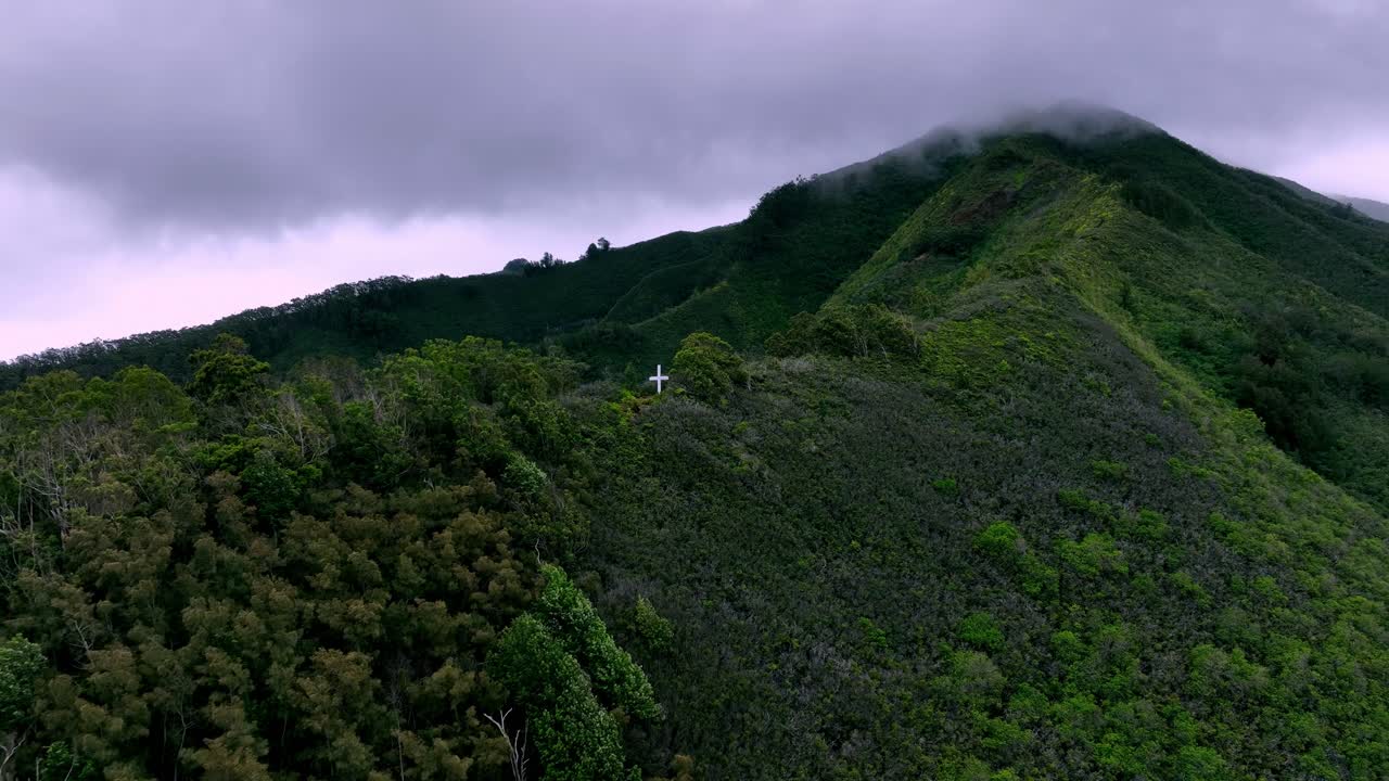 la caminata del crucifijo del valle de iao en las alturas de wailuku, maui, hawai