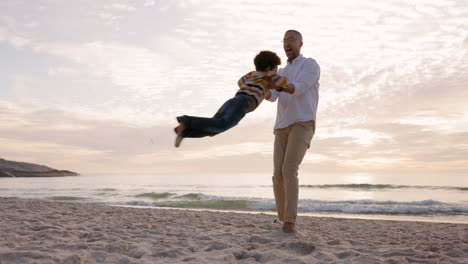 playa, familia y padre girar niño al aire libre