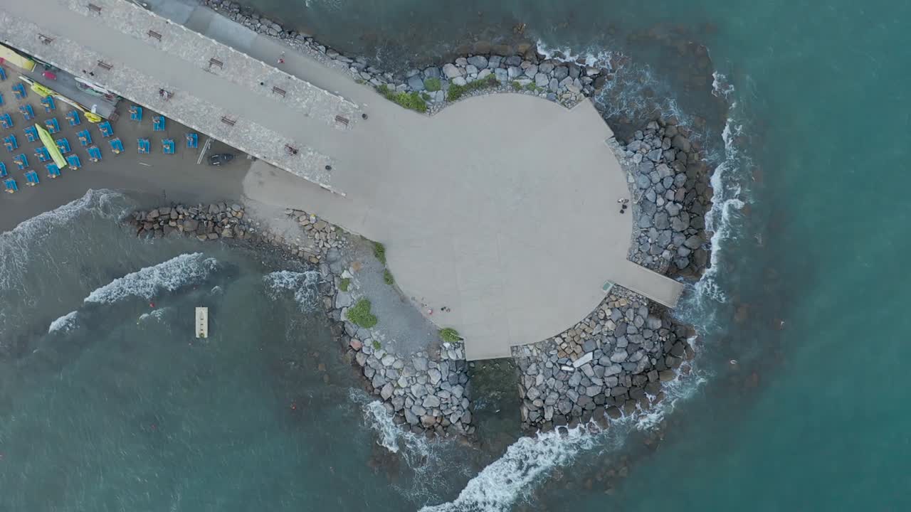 toma de drone de la playa de andora después del atardecer