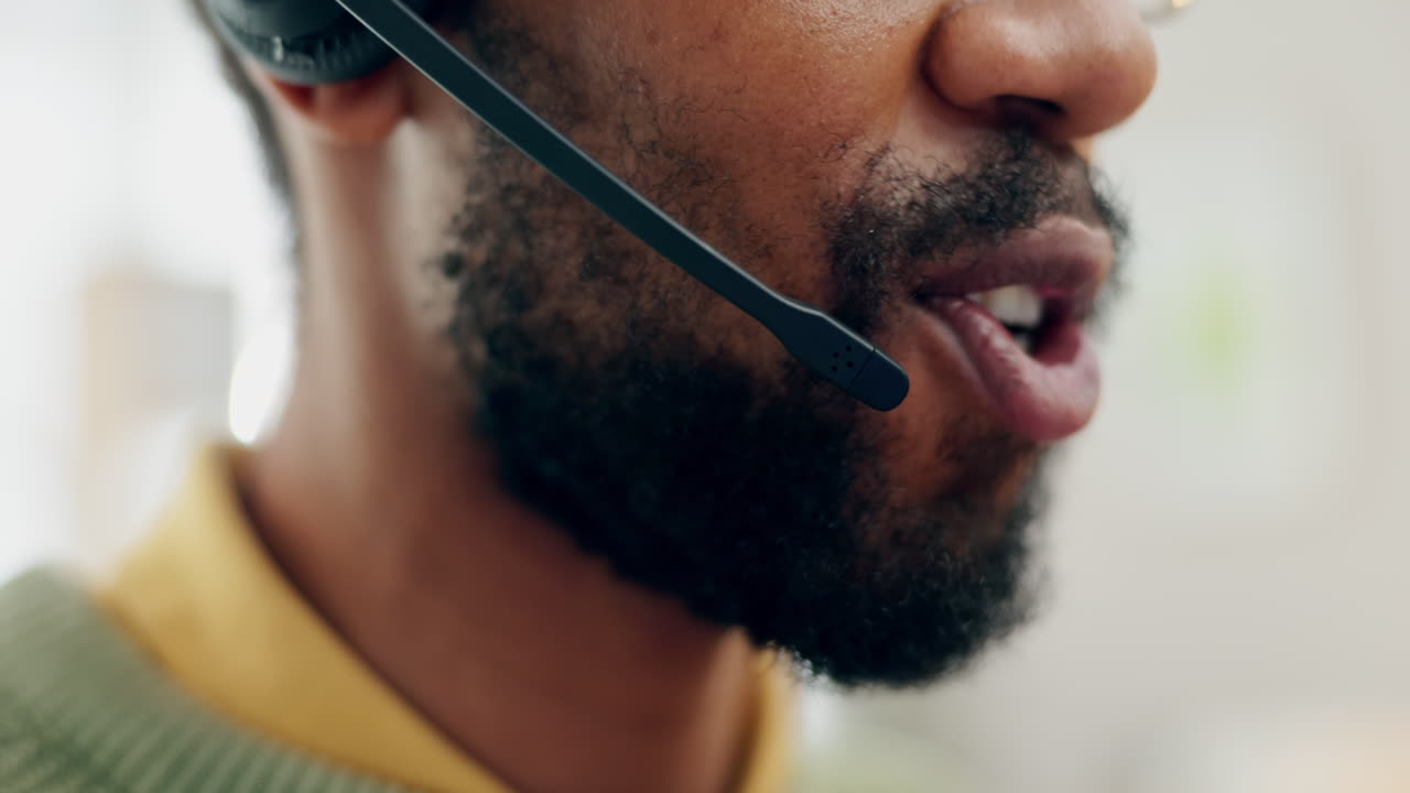 Bocca di uomo, parlare e sorriso in call center
