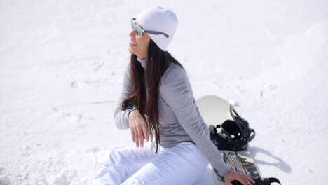 Mujer-Joven-Juguetona-Lanzando-Una-Bola-De-Nieve