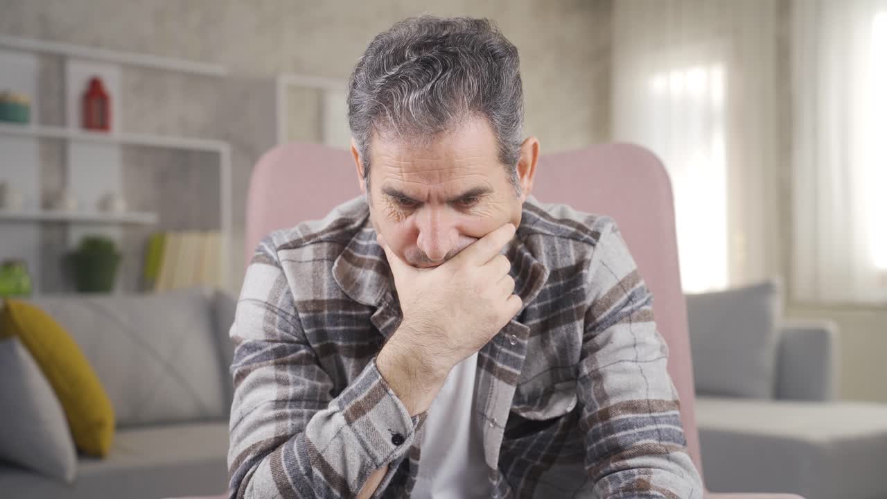 el hombre maduro que piensa solo en casa se enoja e infeliz.