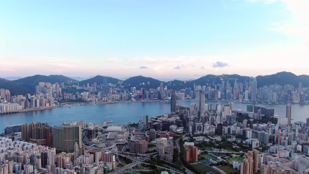 bahía de hong kong y horizonte con rascacielos, plano general de gran altitud