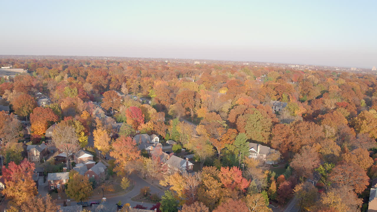 descienda e incline hacia abajo sobre un hermoso vecindario en st.