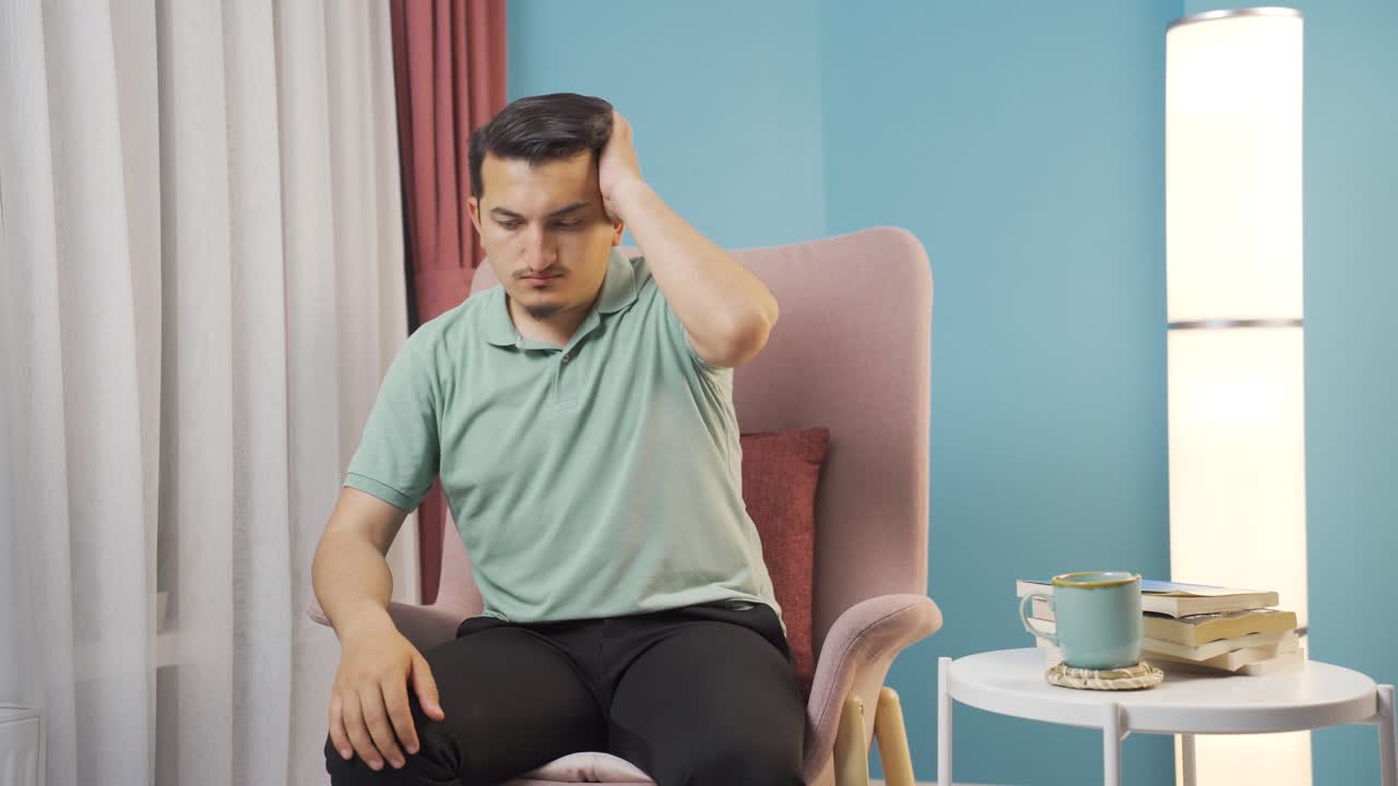 비관적인 사람은 집에서 혼란스럽습니다.