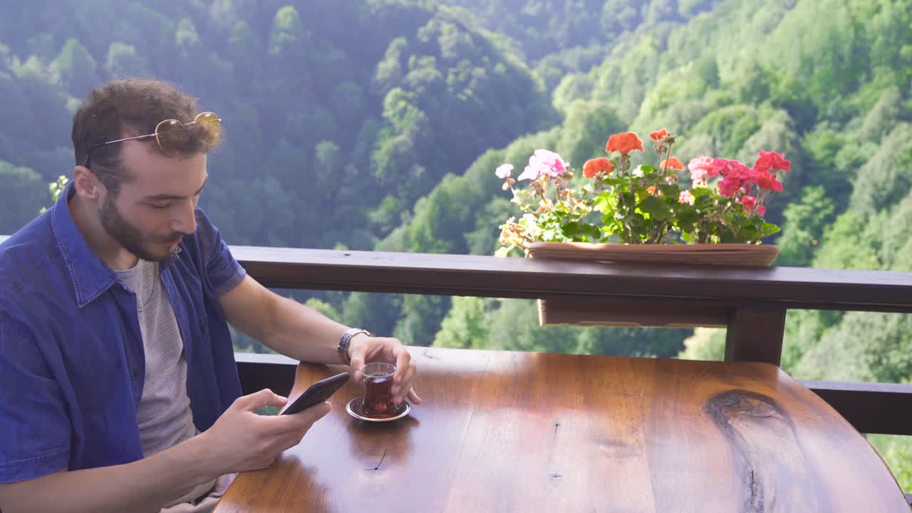 자연 속에서 피크닉을 하는 남자.