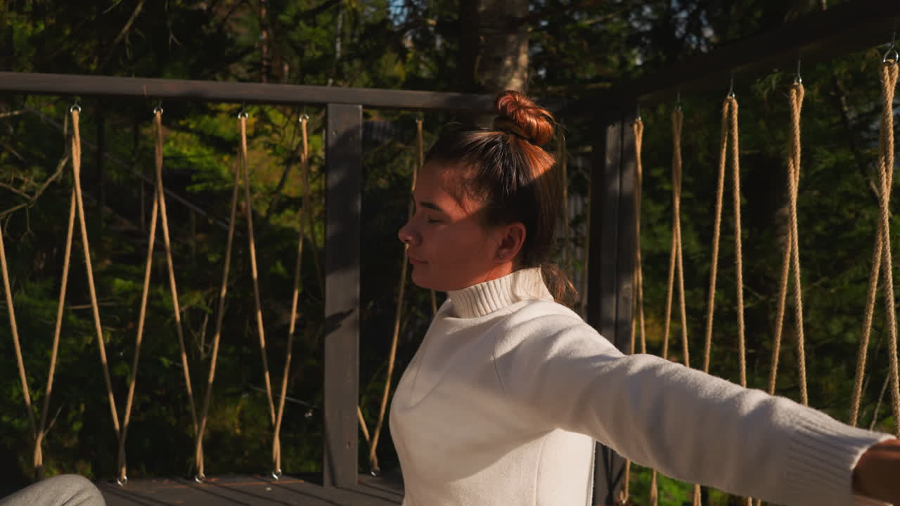 테라스에서 명상하는 여성, 행복한 젊은 여성, 아침에 에코 호텔에서 호흡 연습, 건강한 생활 습관