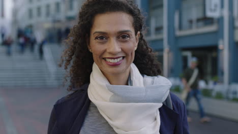 Retrato-En-Cámara-Lenta-De-Una-Hermosa-Mujer-De-Raza-Mixta-Riendo-Alegre-Disfrutando-De-Los-Viajes-Urbanos