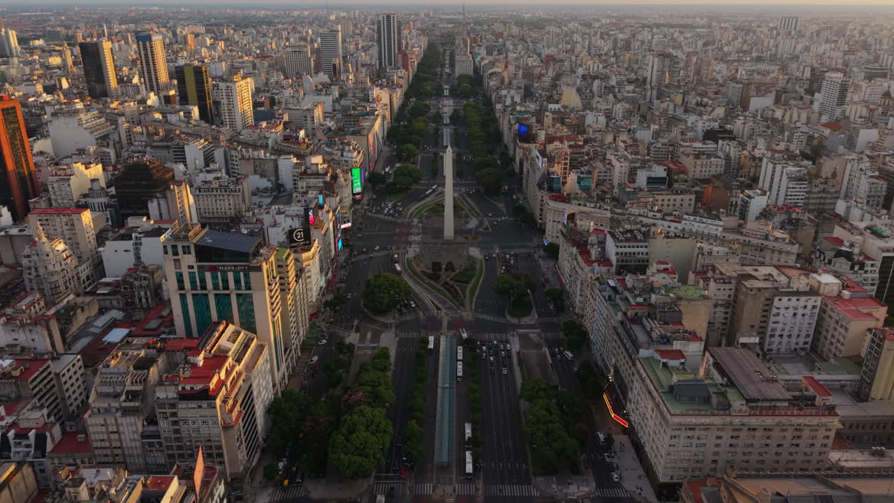 Veduta aerea di Avenida 9 de Julio nel centro di Buenos Aires, Argentina, al tramonto