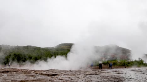 Géiser-De-Islandia-En-Círculo-Dorado-Con-Vapor-Lento