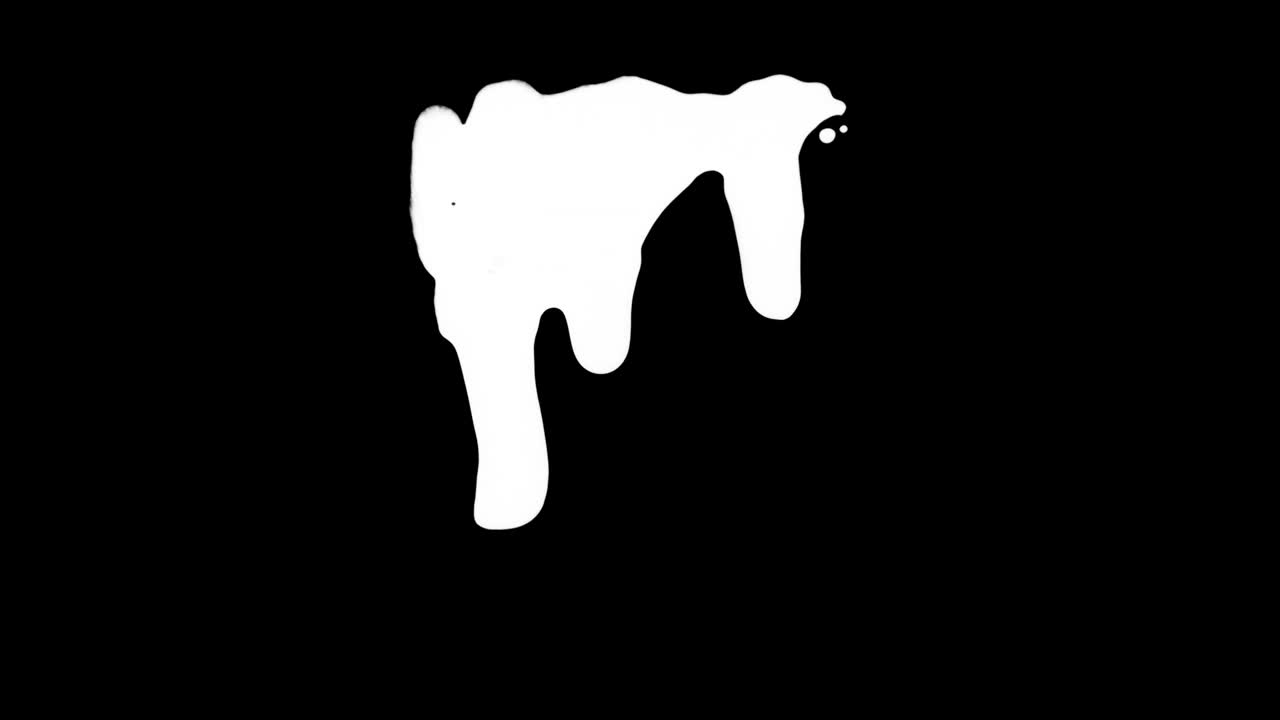 검은 화면 배경 위에  잉크가 흘러내린다