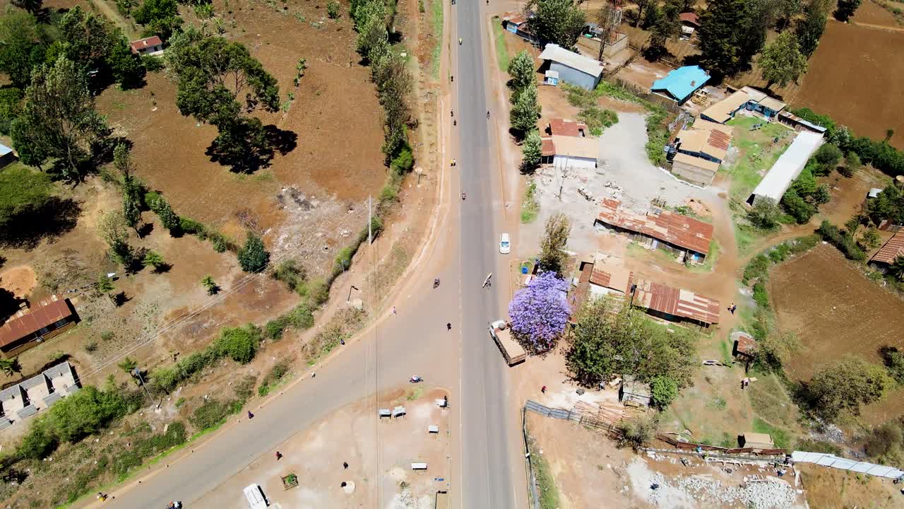 città rurale del kenya con il kilimanjaro sullo sfondo
