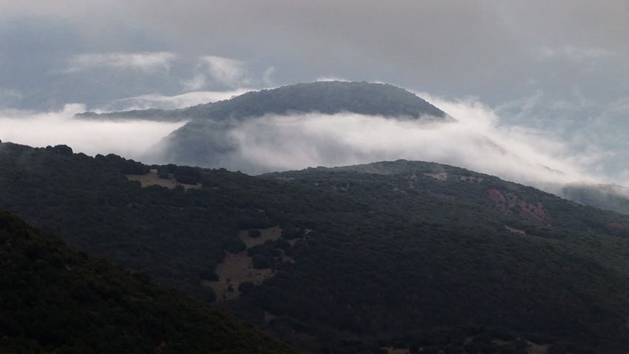 timelapse de nubes que cubren la colina en grecia continental