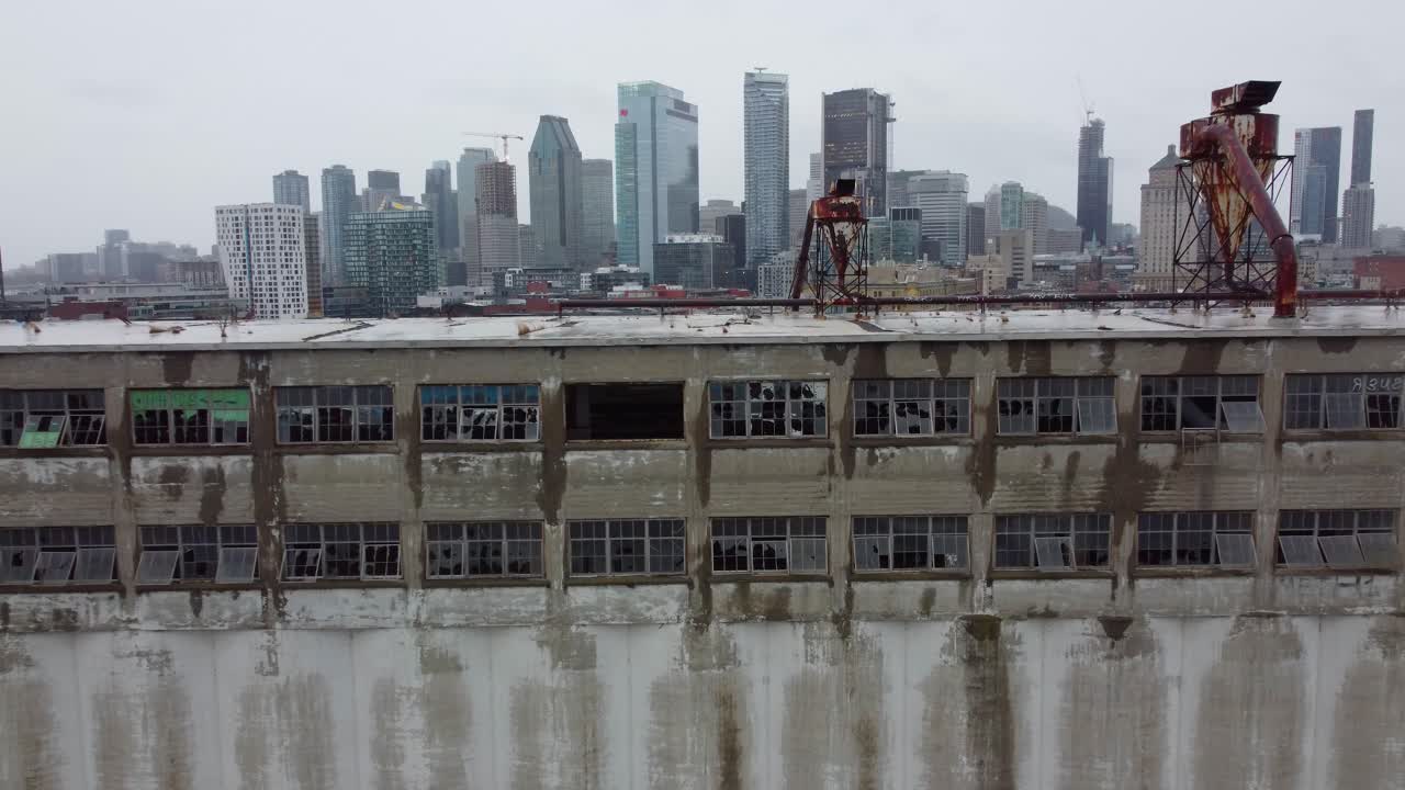 vuelo en un edificio abandonado, el horizonte de montreal en el fondo