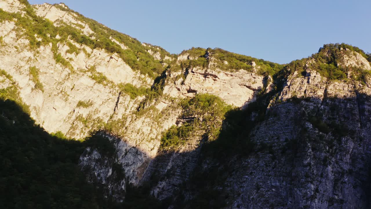 горные пейзажи на восходе и заходе солнца