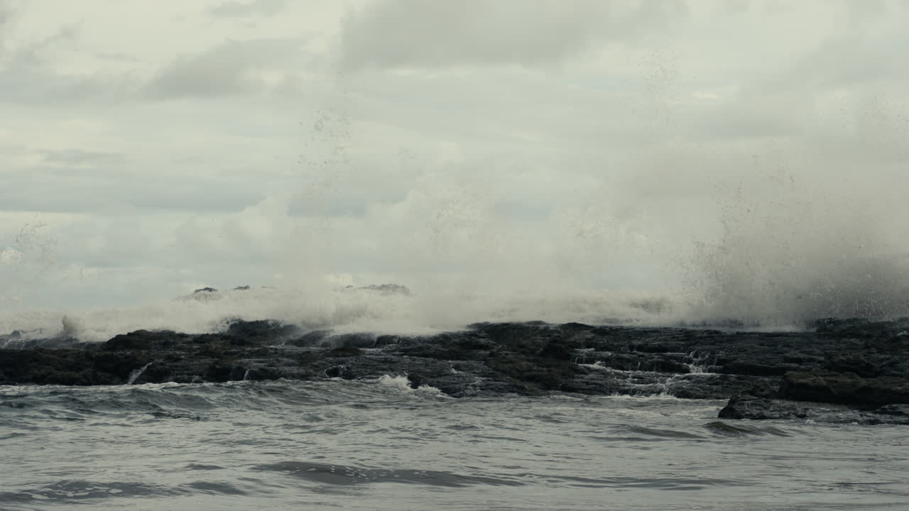 바위에 부서지는 파도