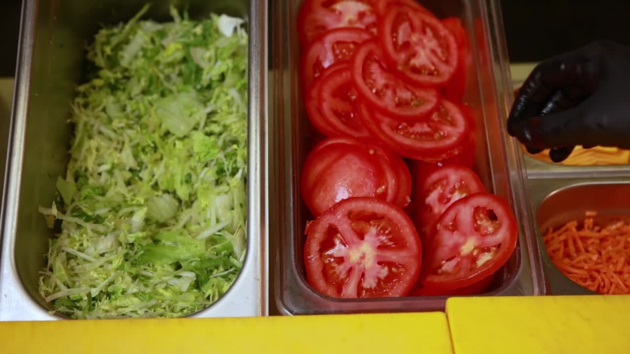 preparación de los ingredientes de los sándwiches