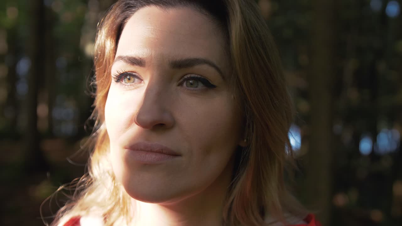 hermoso modelo caminando a través de la luz del sol, de cerca