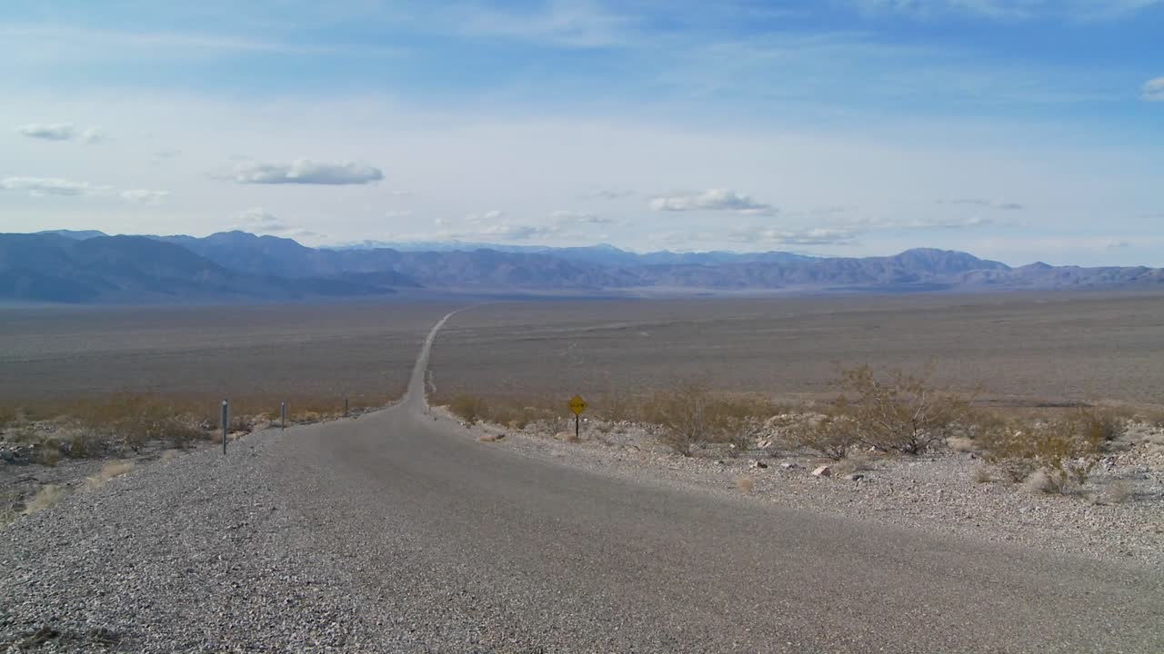una carretera solitaria atraviesa el desierto