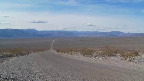 一條孤獨的高速公路穿過沙漠