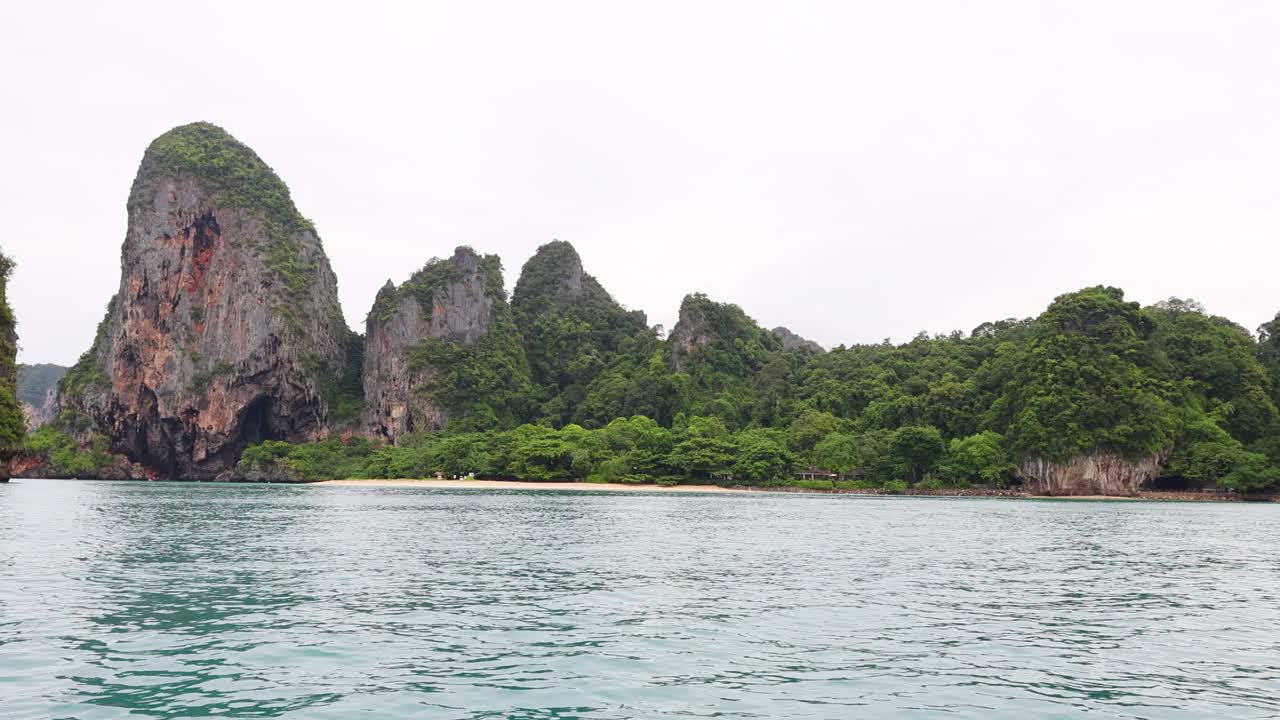 известняковые скалы и пышная зелень у моря