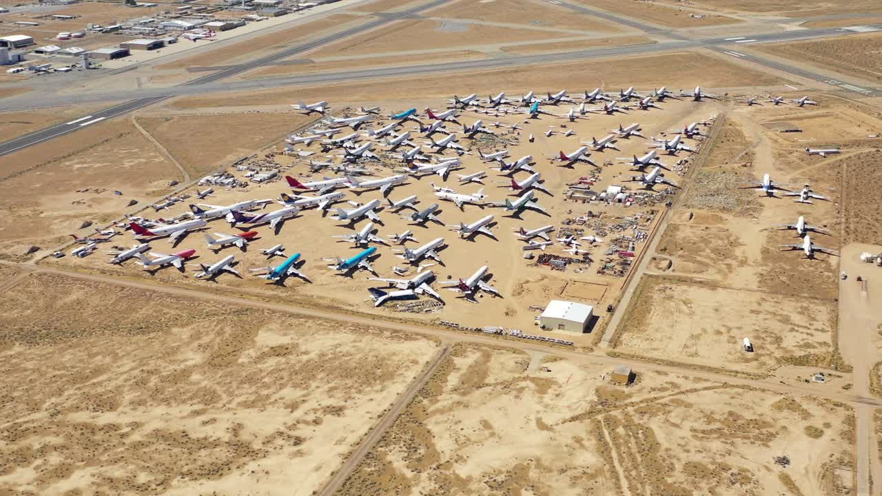 모하비 항공의 4k 항공 - 미국 캘리포니아의 우주항 공항 묘지