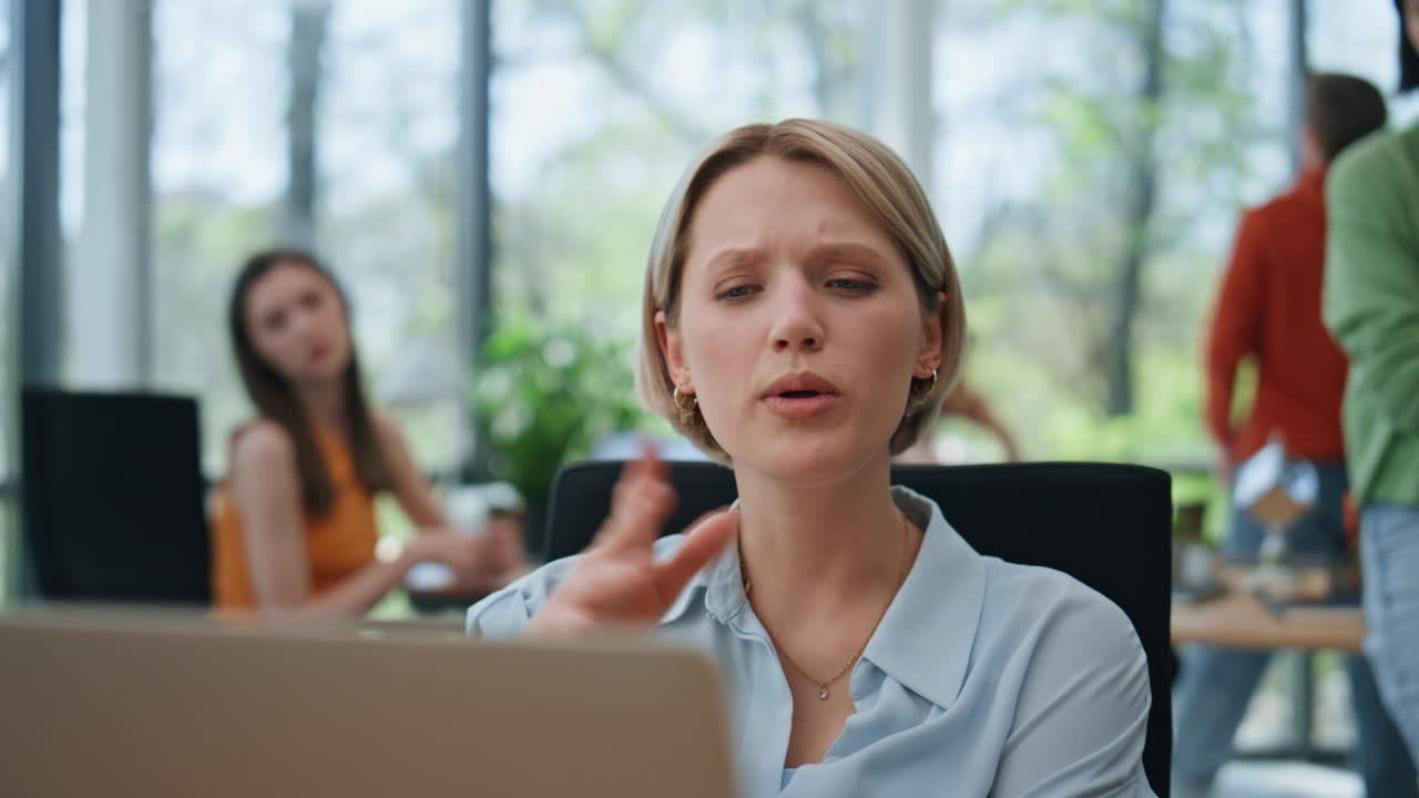 컴퓨터에서 일하는 사려 깊은 여성, 사무실에서 생각하고, 크리에이티브 팀에서 이야기하고