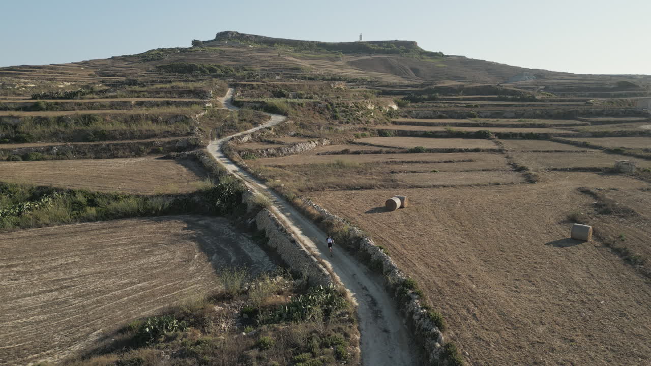 imágenes aéreas de un corredor, un hombre corriendo
