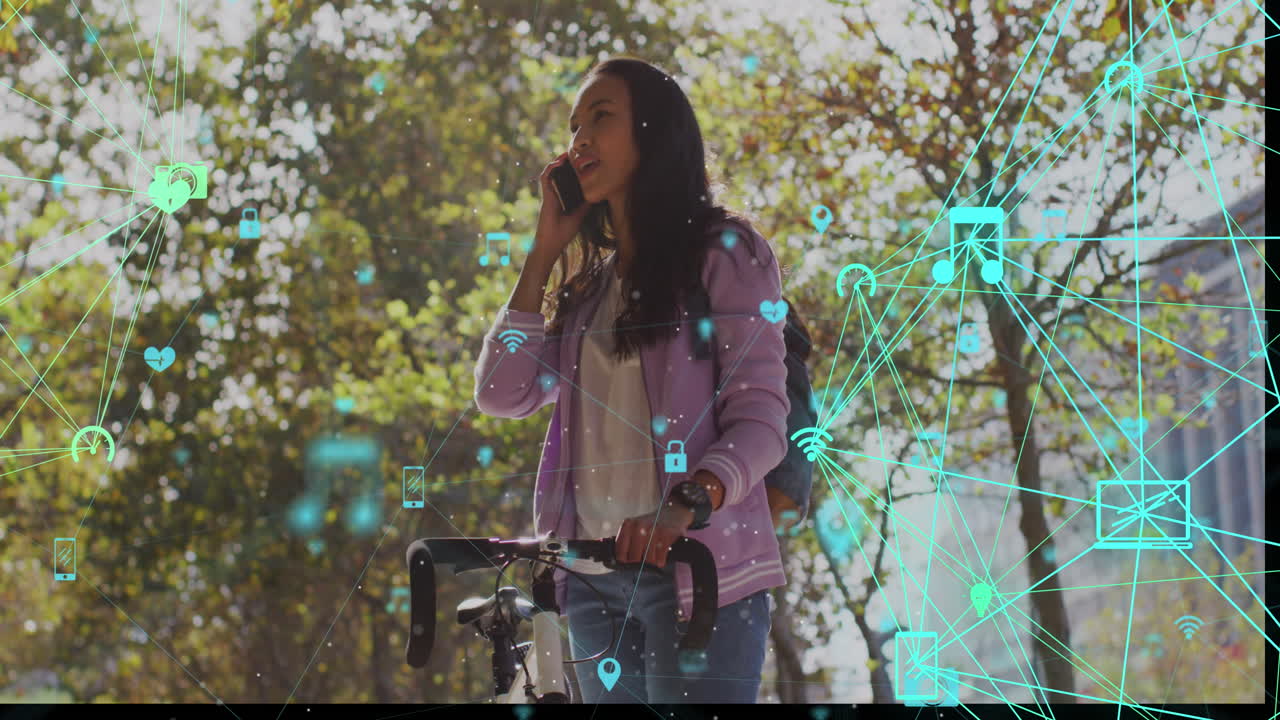 animación de iconos de redes sociales y datos musicales sobre mujeres biraciales que usan teléfonos inteligentes.