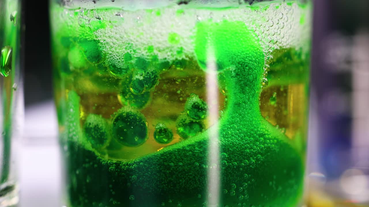 과학적 설정에서 다채로운 액체 역학