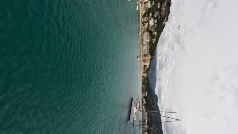 vuelo aéreo dinámico rápido en el puerto deportivo de soller, mallorca entre barcos
