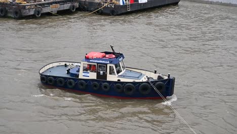 Bote-Pequeño,-Río-Támesis,-Londres,-Reino-Unido