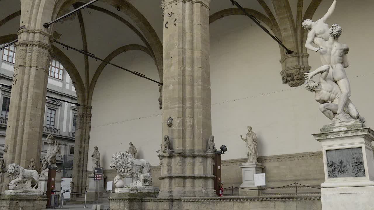 loggia dei lanzi - скульптурная галерея под открытым небом античного и ренессансного искусства на площади пьяцца делла синьория, монументальной площади флоренции, италия