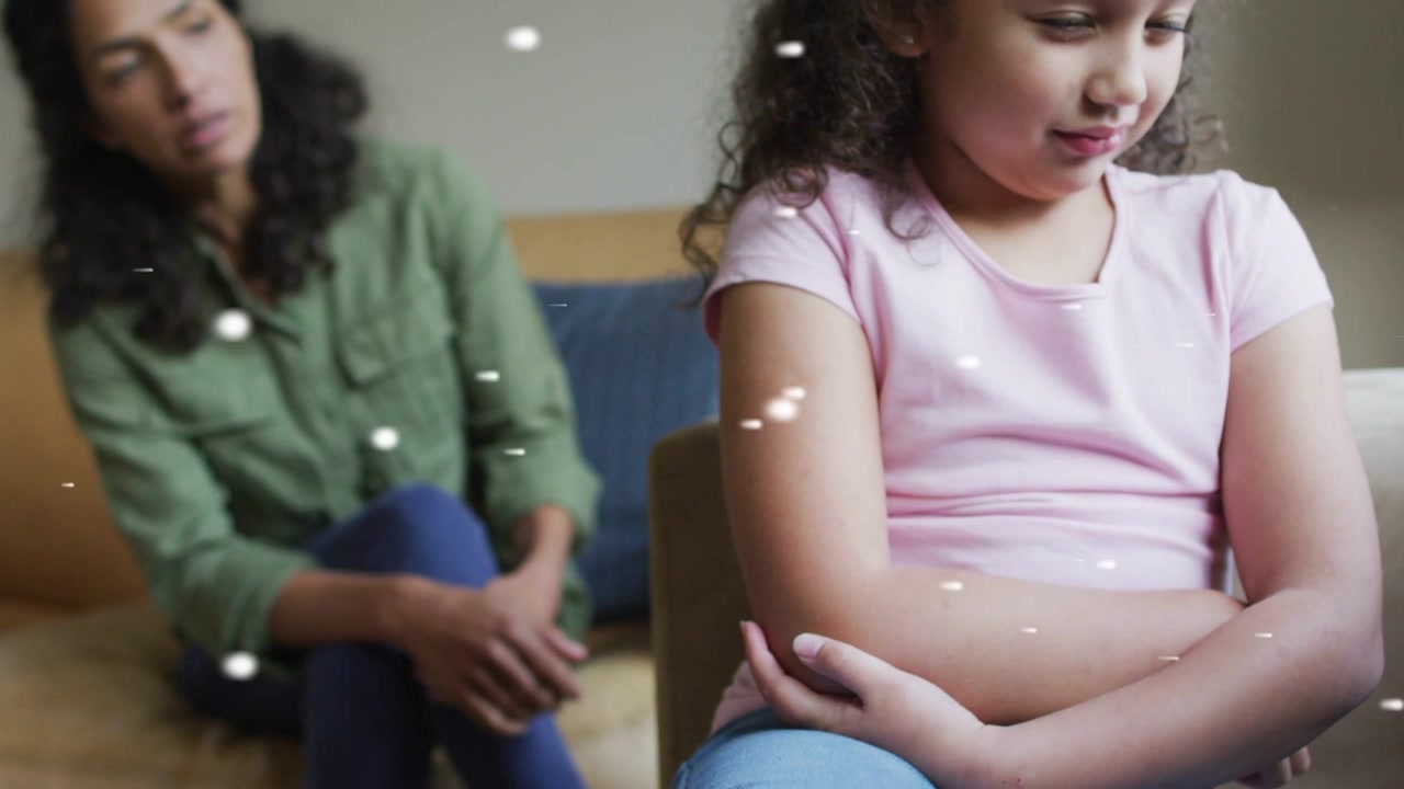 Adulto che si sporge in avanti e parla, bambino che passa dalle braccia incrociate a un sorriso dolce, cercando conforto