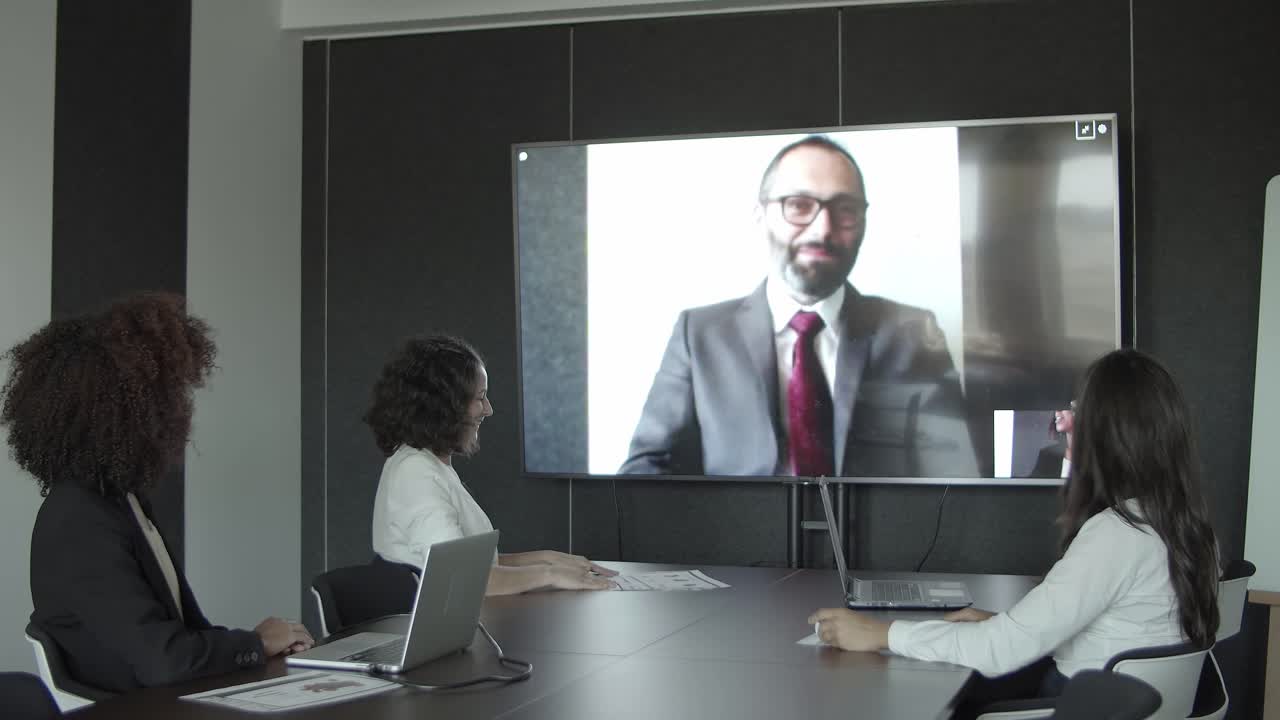 gerente barbudo saludando a los socios durante el chat de video