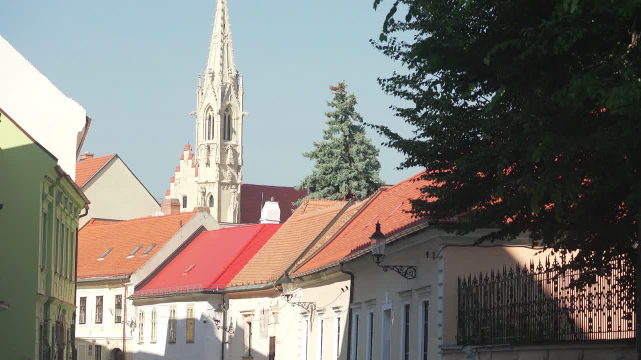 Inquadratura dal basso verso l'alto che rivela la Torre Pentagonale della Chiesa delle Clarisse a Bratislava, Slovacchia