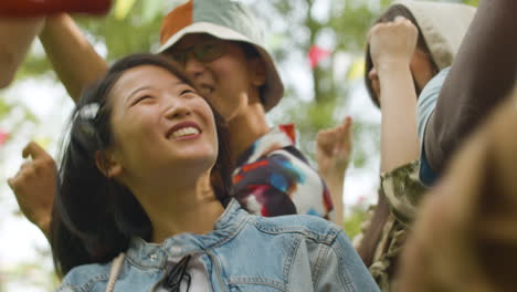 야외 음악 축제에서 친구들
