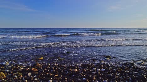 Sich-Seitlich-An-Einem-Felsigen-Strand-Bewegen