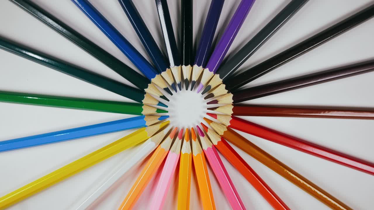 el bolígrafo se sintió en el tocadiscos. el marcador girar girar. girar, crear patrón, hacer el diseño de la forma del círculo. vista superior, colocación plana