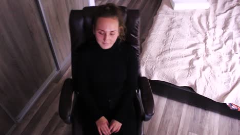 adolescente aburrida balanceándose en una silla de oficina