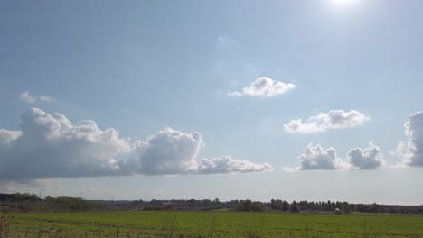 Detalle-Del-Cielo-En-Un-Día-Soleado-Con-Algunas-Nubes-Durante-Un-Paseo-Por-La-Vía-Appia