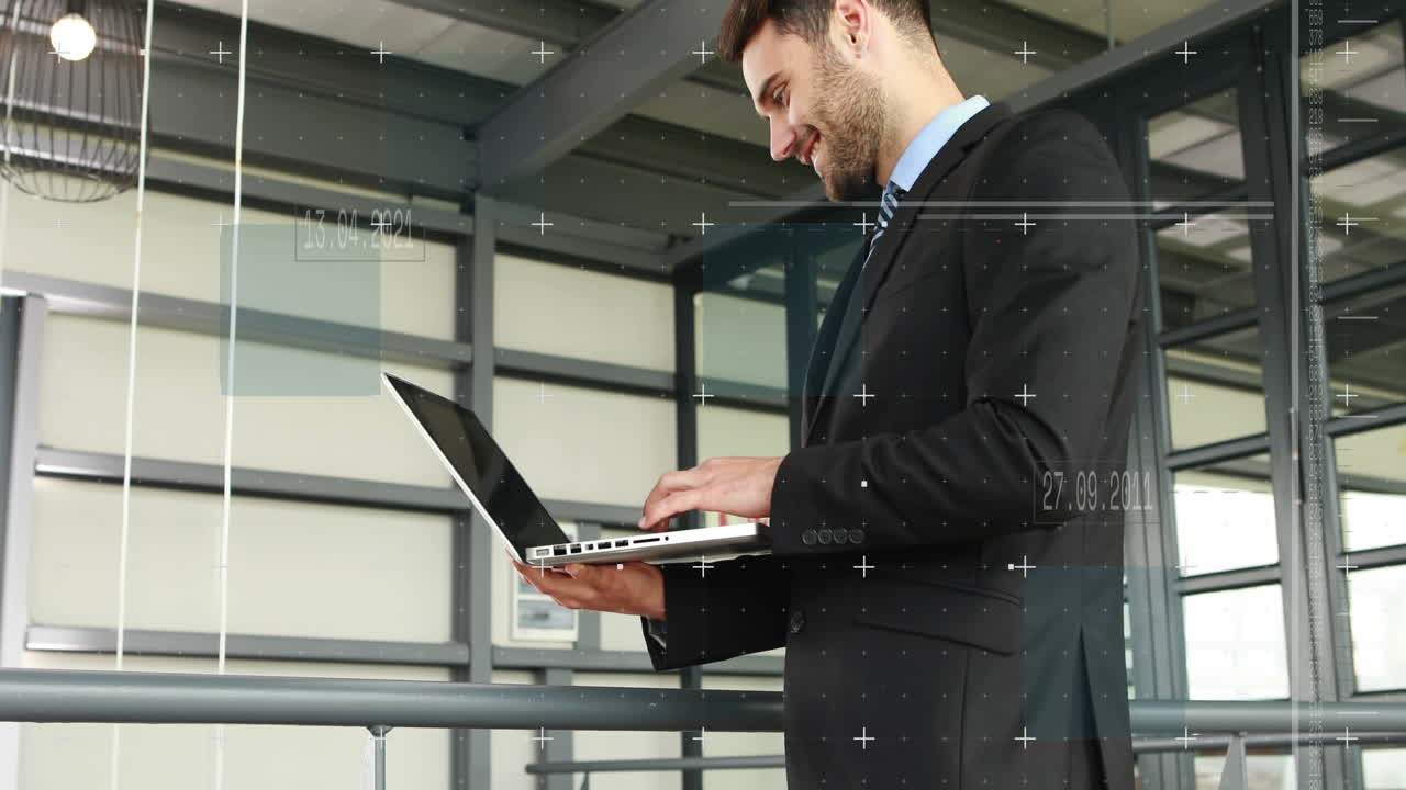 animación de cuadrados y líneas con números cambiantes, hombre caucásico de pie y usando portátil